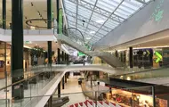 Fellesarealer under glasstak med trapper på Sartor Storsenter