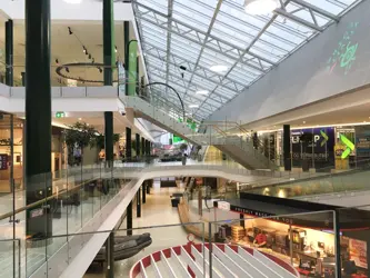 Fellesarealer under glasstak med trapper på Sartor Storsenter