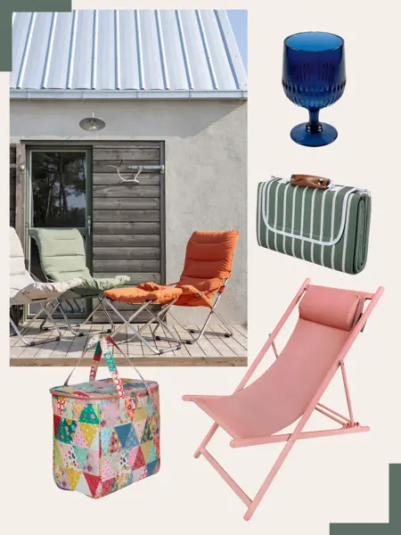 Terrasse med tre solstoler, blått vinglass i plast, piknikteppe, rosa trandstol, kjølebag.