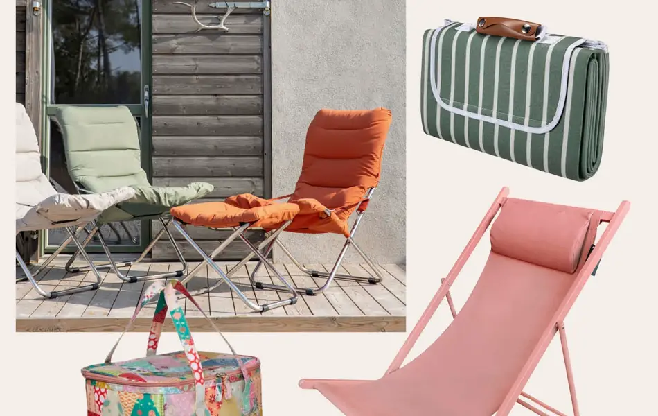 Terrasse med tre solstoler, blått vinglass i plast, piknikteppe, rosa trandstol, kjølebag.