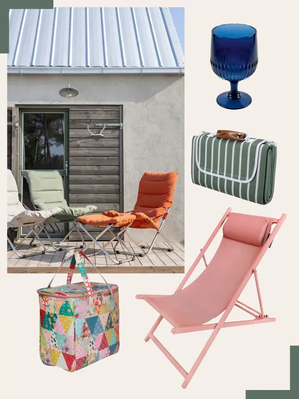 Terrasse med tre solstoler, blått vinglass i plast, piknikteppe, rosa trandstol, kjølebag.