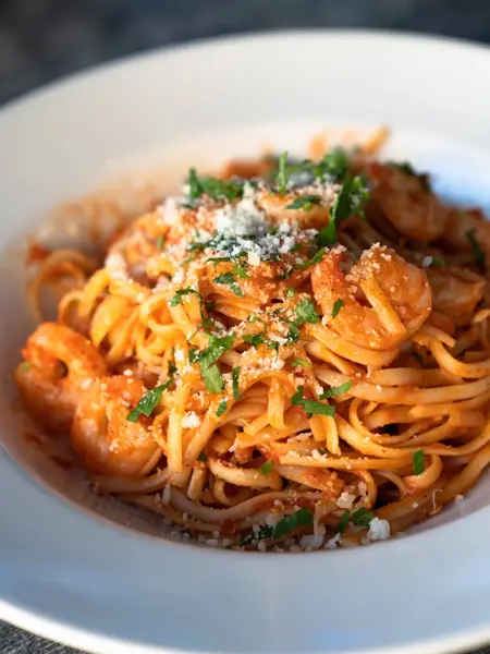 Nærbilde av tallerken med pasta og scampi