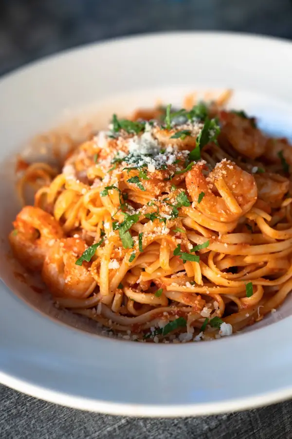 Nærbilde av tallerken med pasta og scampi