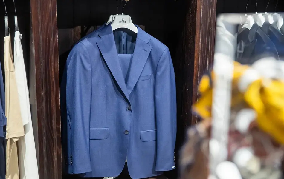 Bilde av en blå dress på en kleshenger