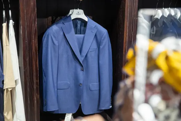 Bilde av en blå dress på en kleshenger