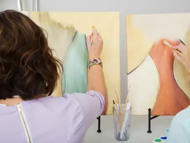 To damer som maler på lerret