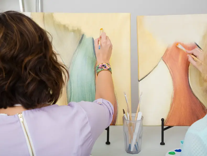 To damer som maler på lerret