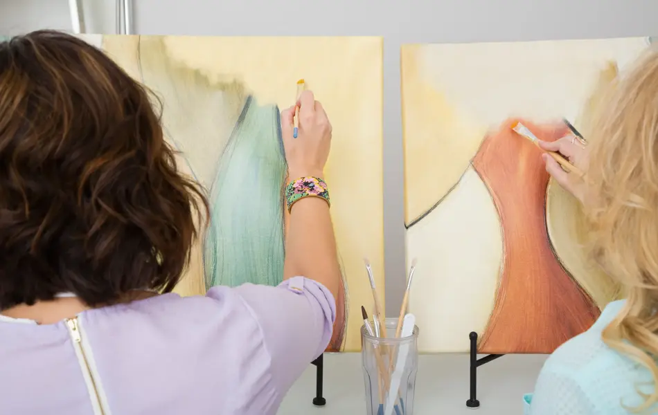 To damer som maler på lerret