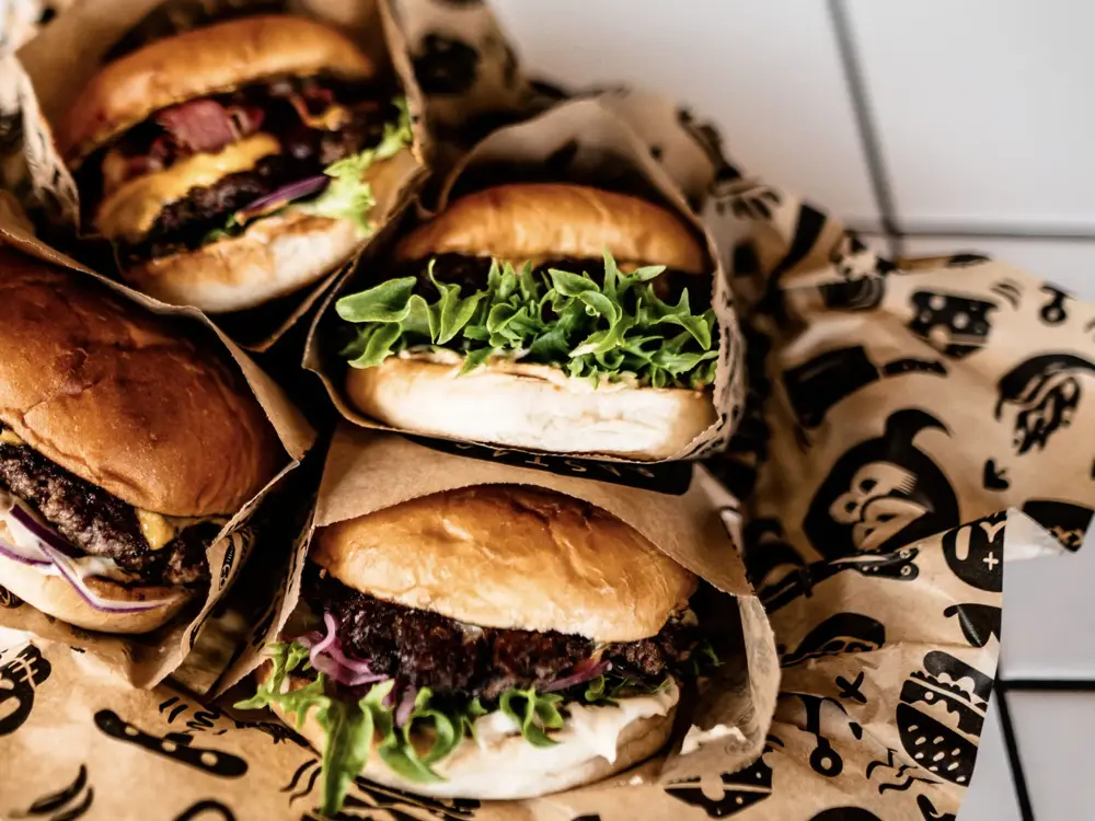 4 hamburgere på et papir