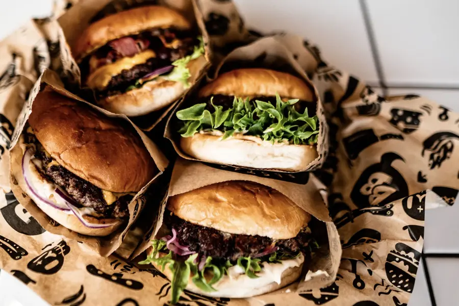 4 hamburgere på et papir