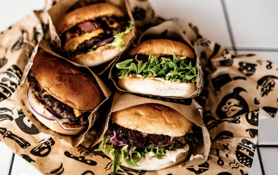 4 hamburgere på et papir