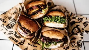 4 hamburgere på et papir