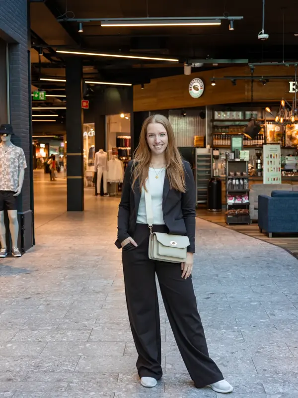 dame i høstantrekk