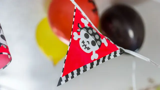 Nærbilde av rød vimpel med en pirat på