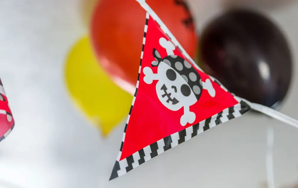 Nærbilde av rød vimpel med en pirat på