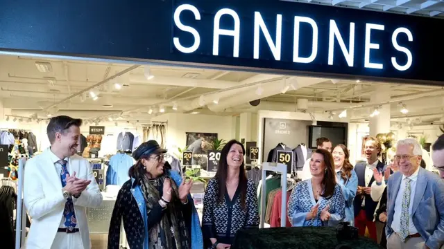 Personer som står og smiler utenfor Sandnes 1920