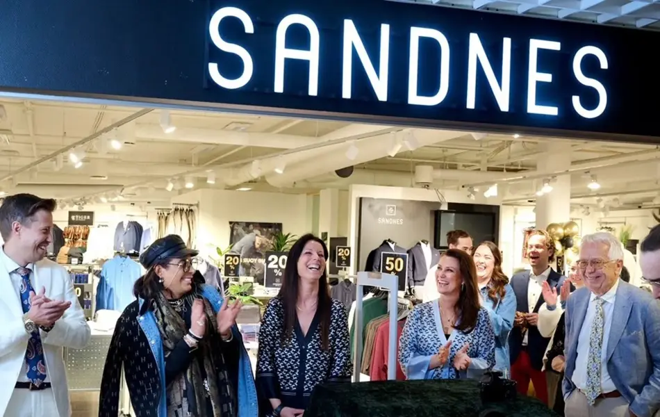 Personer som står og smiler utenfor Sandnes 1920