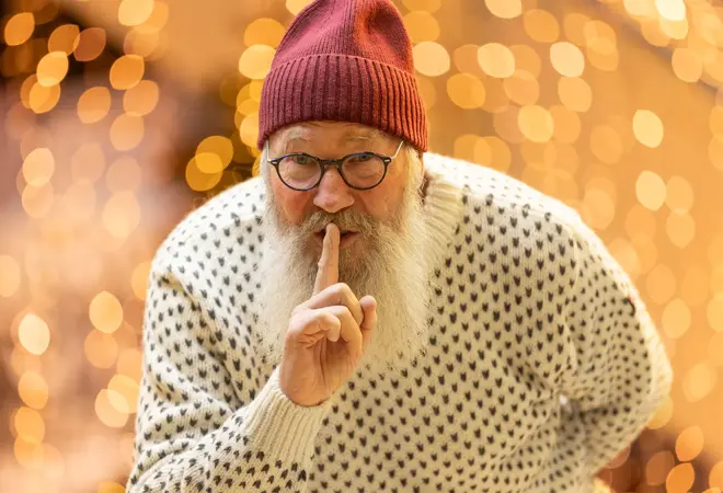 Nisse som holder fingeren over munnen og hinter til "hysj"