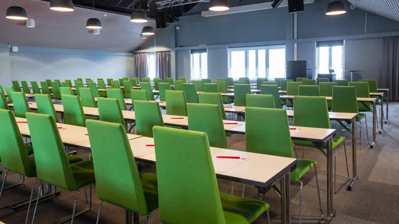 Grønne stoler i møterom Skjærva på Thon Hotel Kristiansund