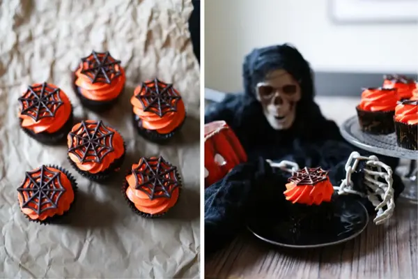 Muffins dekorert med spindelvev av sjokolade