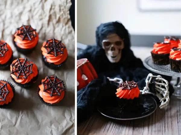Muffins dekorert med spindelvev av sjokolade