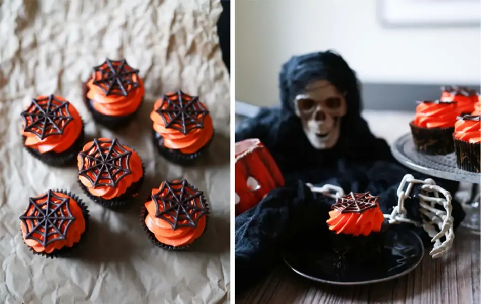Muffins dekorert med spindelvev av sjokolade