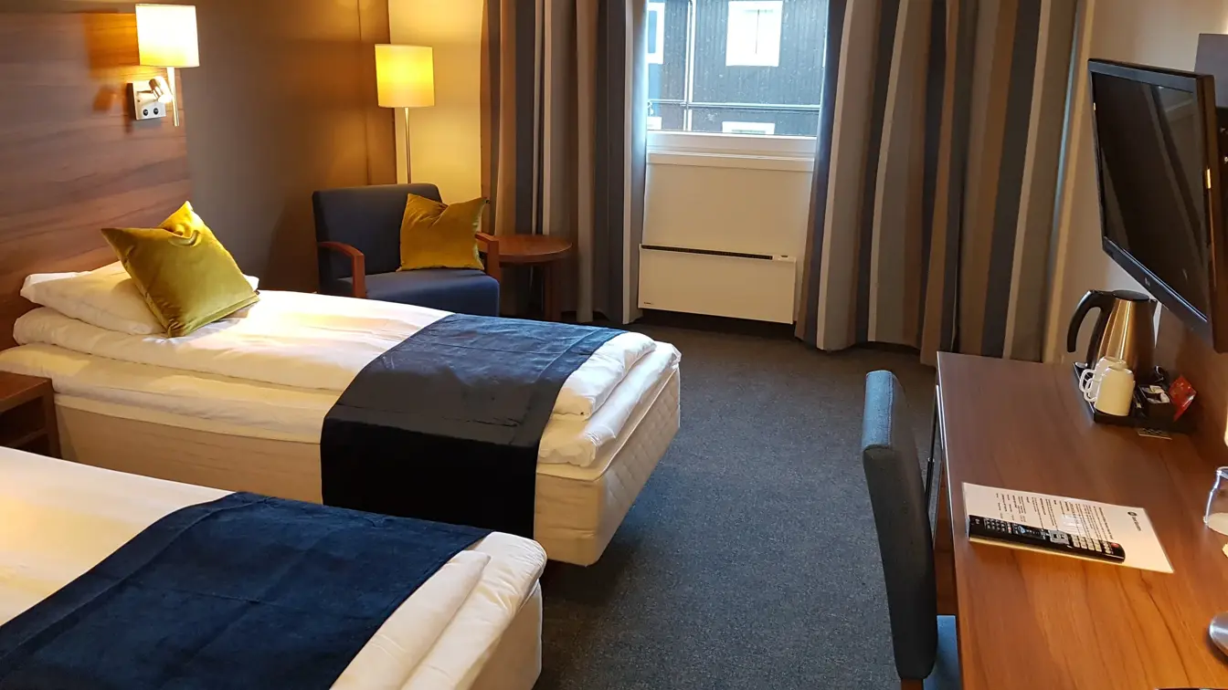 Separate senger og skrivebord med TV i twin rom på Thon Hotel Narvik