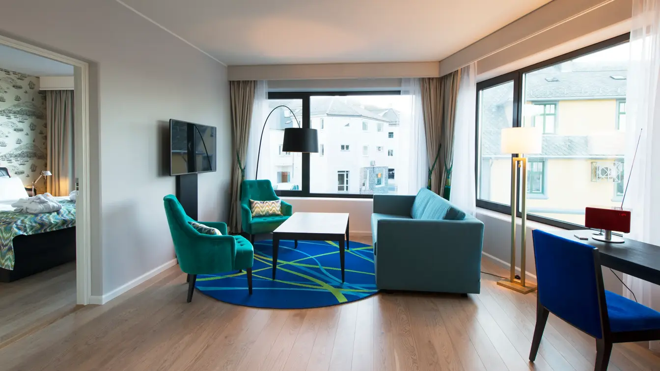 Sofagruppe på eget rom på junior suite på Thon Hotel Fosnavåg