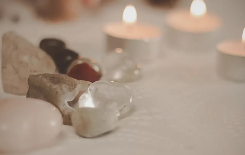 steiner og telys på et bord