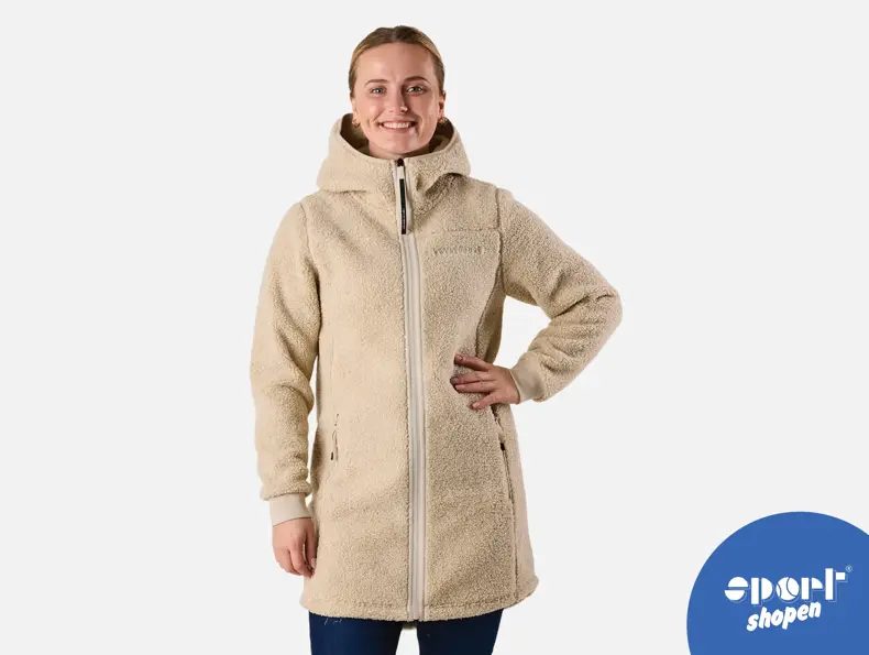 Beige kappa i fuskpäls med huva och dragkedja.