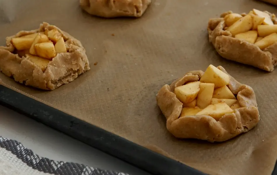 Bakebrett med seks små ustekte eplekaker