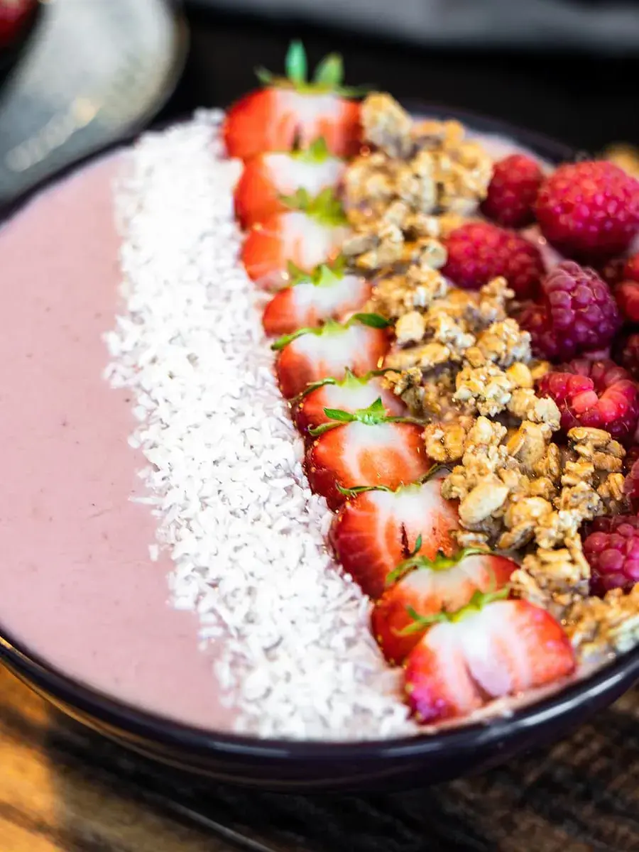 Smoothie bowl med jordbær og kokkos