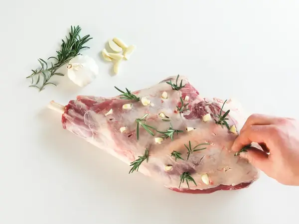 Rå lammestek med hvitløk og rosmarin