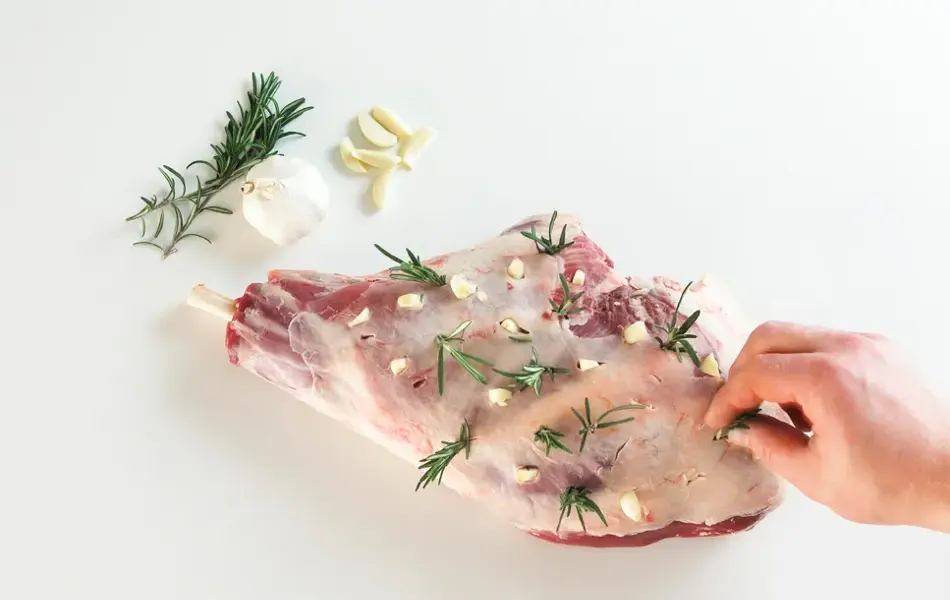 Rå lammestek med hvitløk og rosmarin