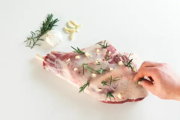 Rå lammestek med hvitløk og rosmarin