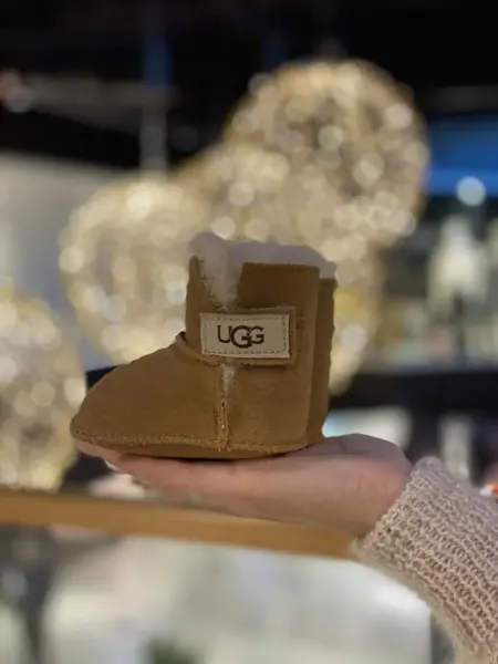 beige babytøfler av merket ugg