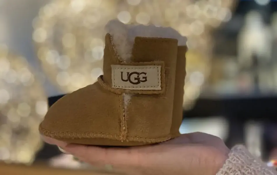 beige babytøfler av merket ugg