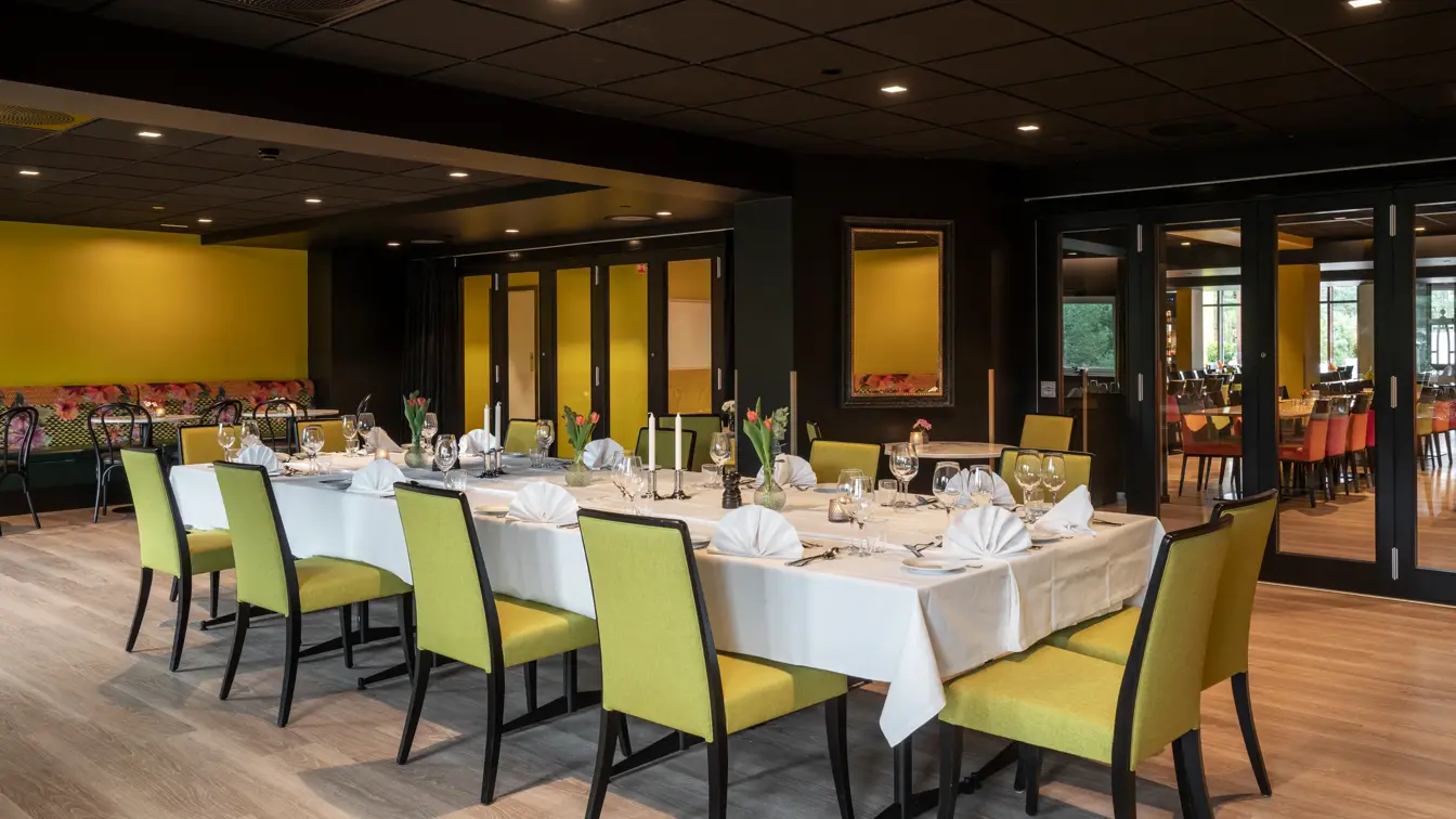 Langbord, restaurantlokale , gule stoler, 