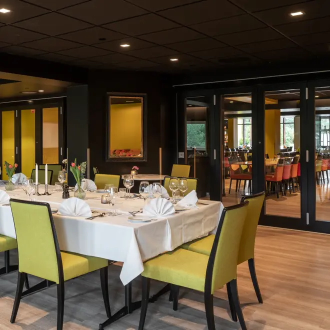 Langbord, restaurantlokale , gule stoler, 