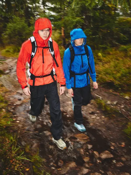 To personer på tur i regnet