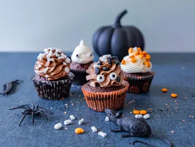 Muffins med Halloween-pynt på
