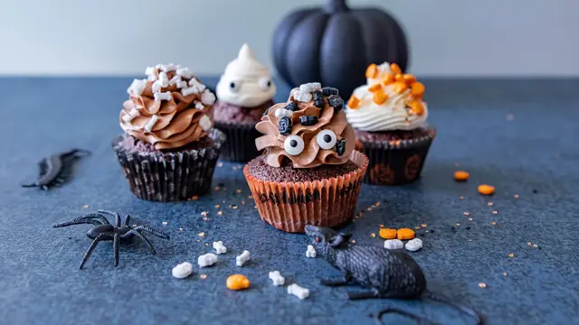 Muffins med Halloween-pynt på