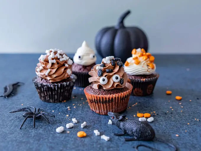 Muffins med Halloween-pynt på