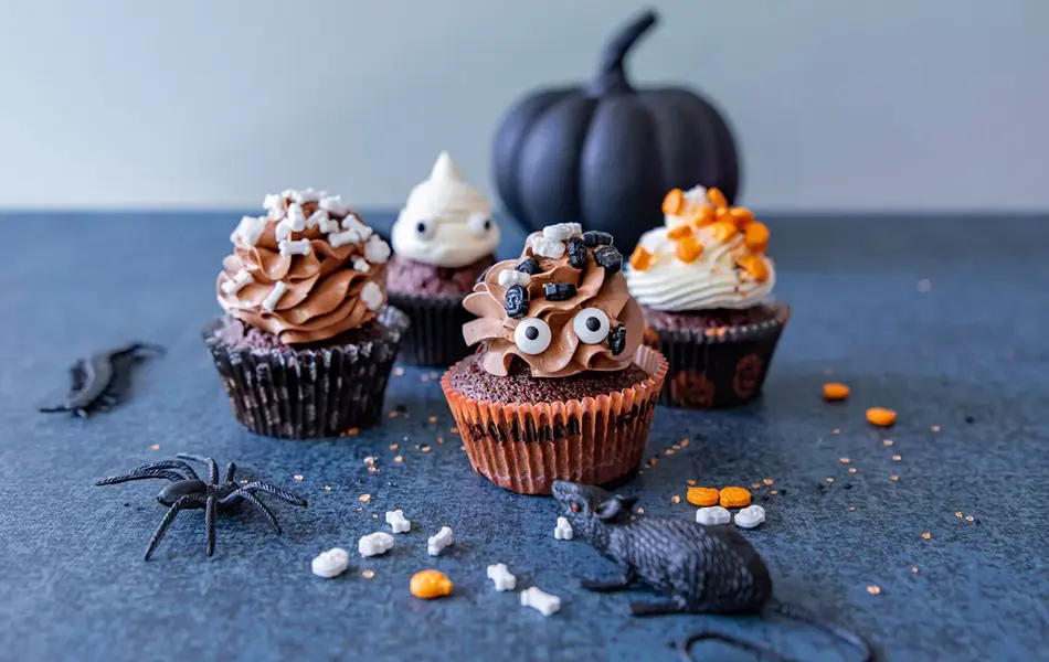 Muffins med Halloween-pynt på