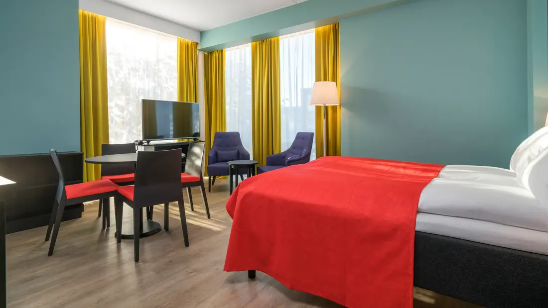 Dobbeltseng, smart-TV og kjøkkenbord på 2 roms leilighet på Thon Hotel Linne