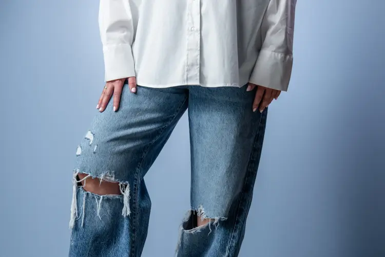 Hullete jeans med vide bein er rått til sommeren. Hvit skjorte 399,- Hullete jeans 599,- Begge fra Gina Tricot.