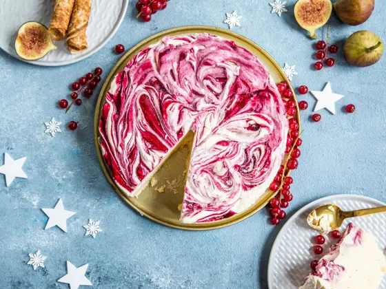 Rømmeiskake på et fat sett ovenfra