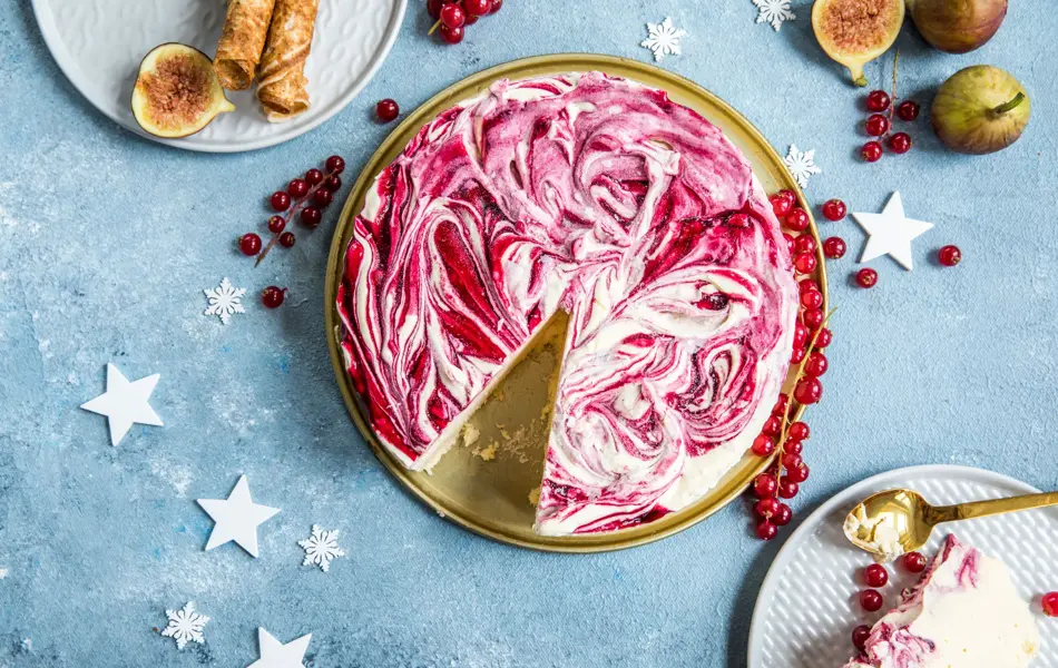 Rømmeiskake på et fat sett ovenfra