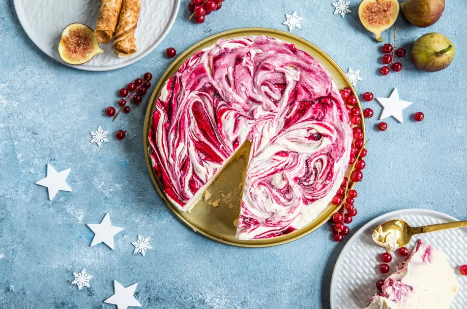 Rømmeiskake på et fat sett ovenfra