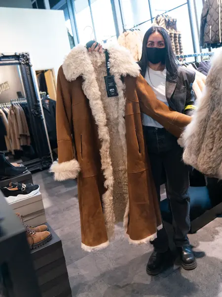 Pels produkter og lange jakker hos Freyja